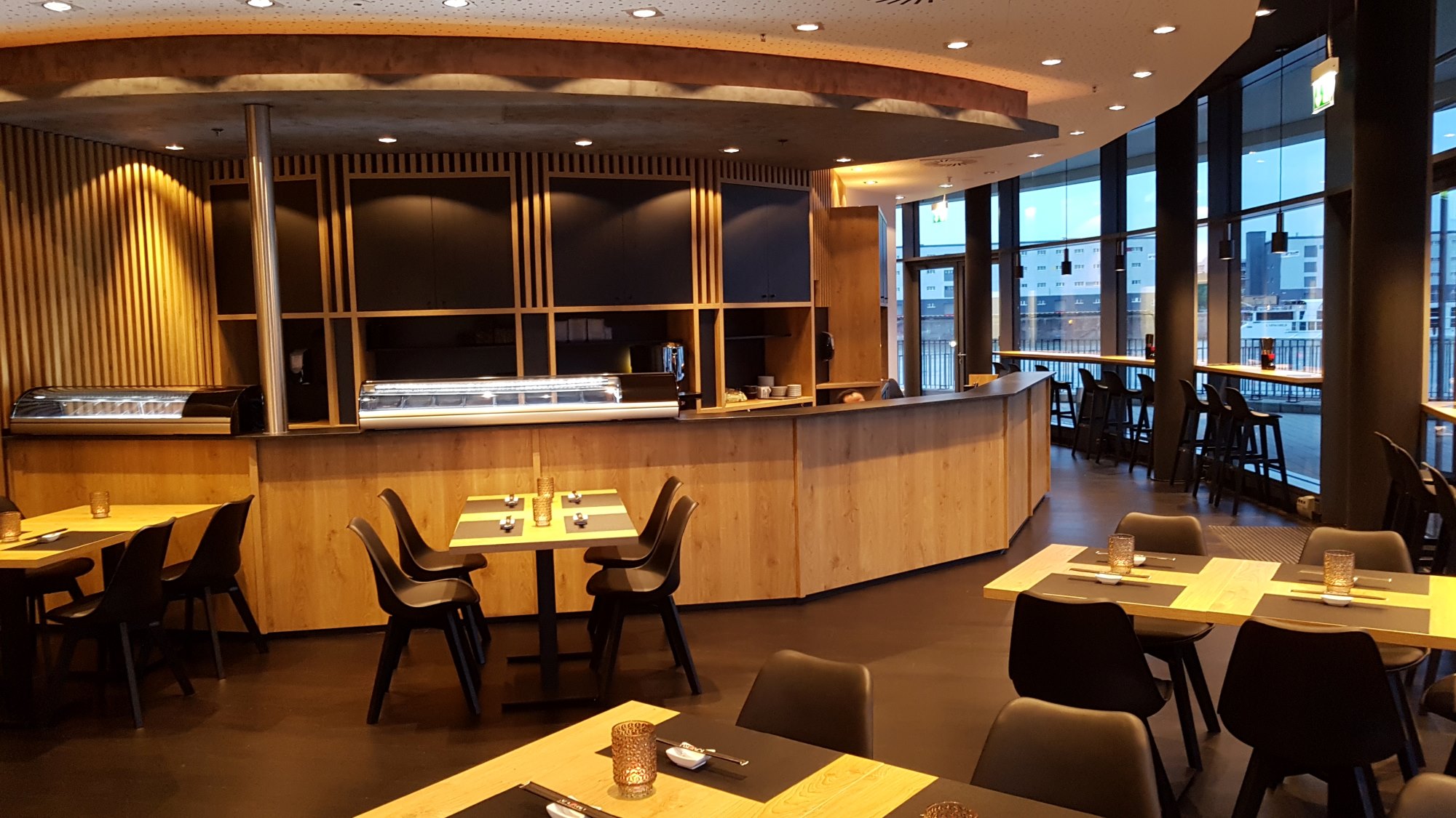 Gastraum des KAORU Restaurants in Ludwigshafen am Abend