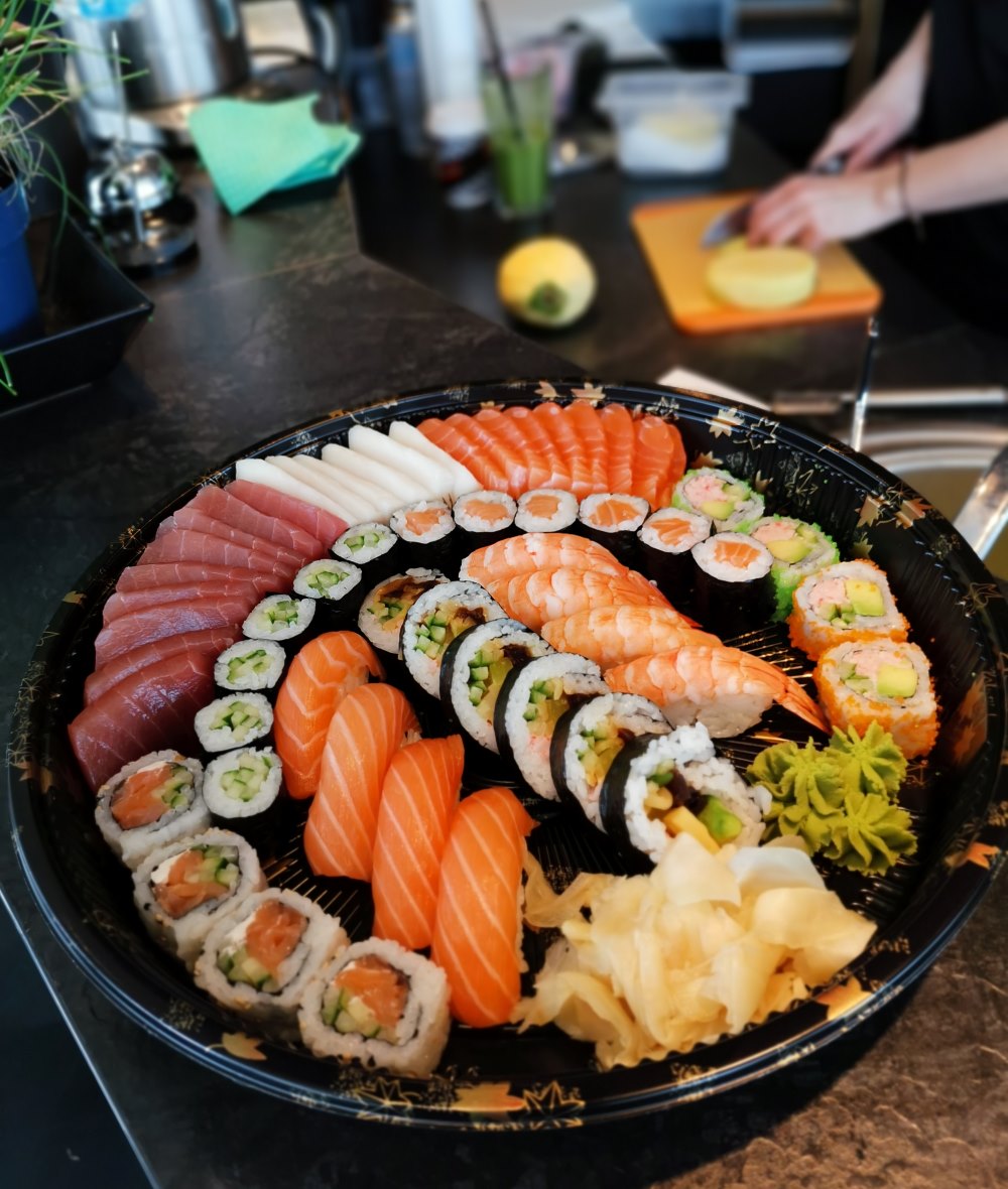 KAORU Big Box mit Nigiri, Sashimi und Maki für die ganze Runde