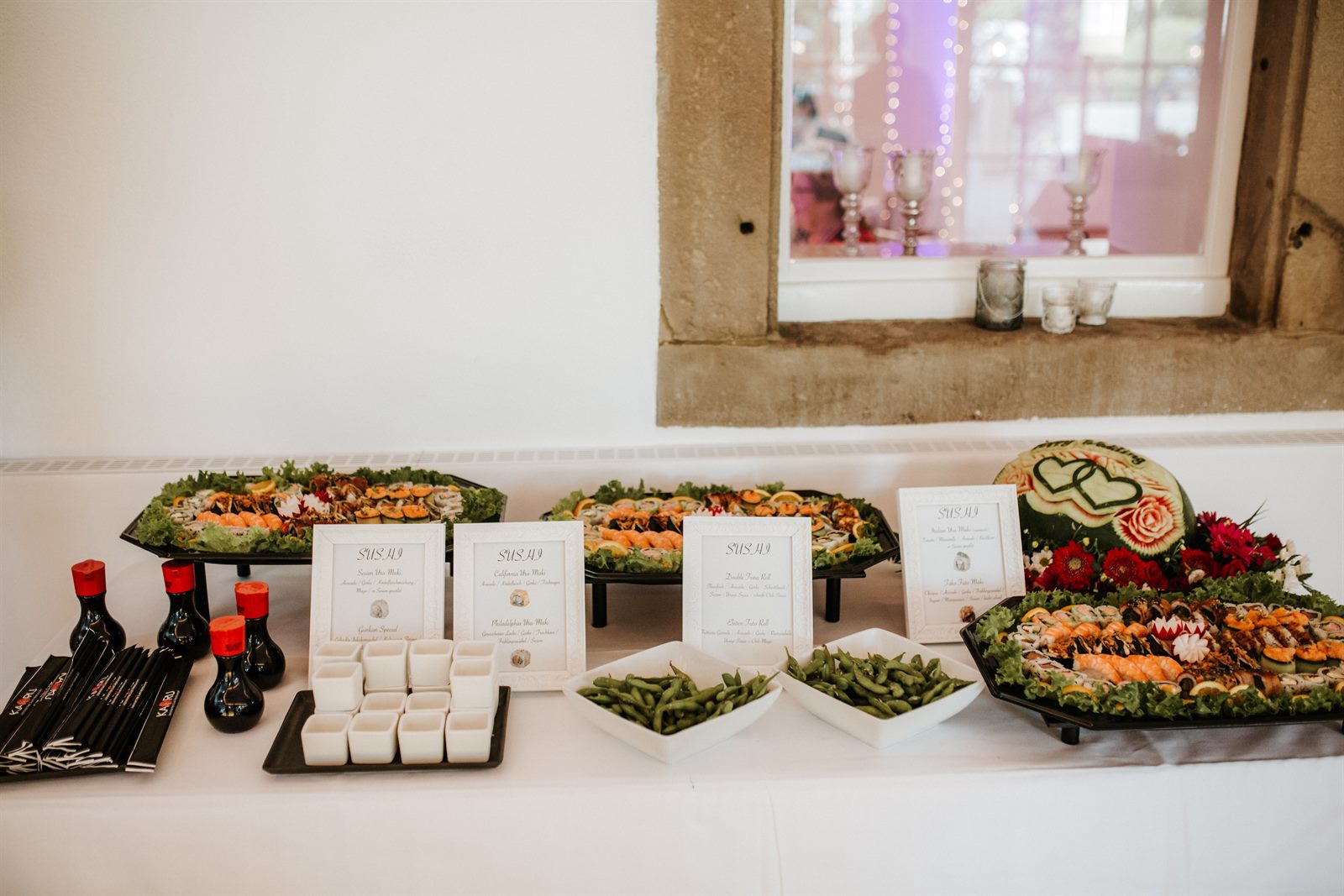 Sushi-Catering-Buffet von KAORU mit mehreren Platten