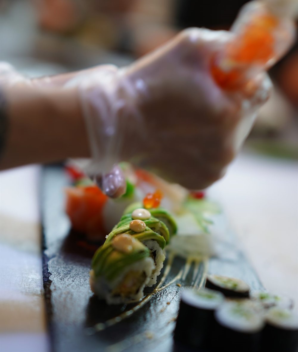 Sushi-Rolle wird bei KAORU von Hand angerichtet