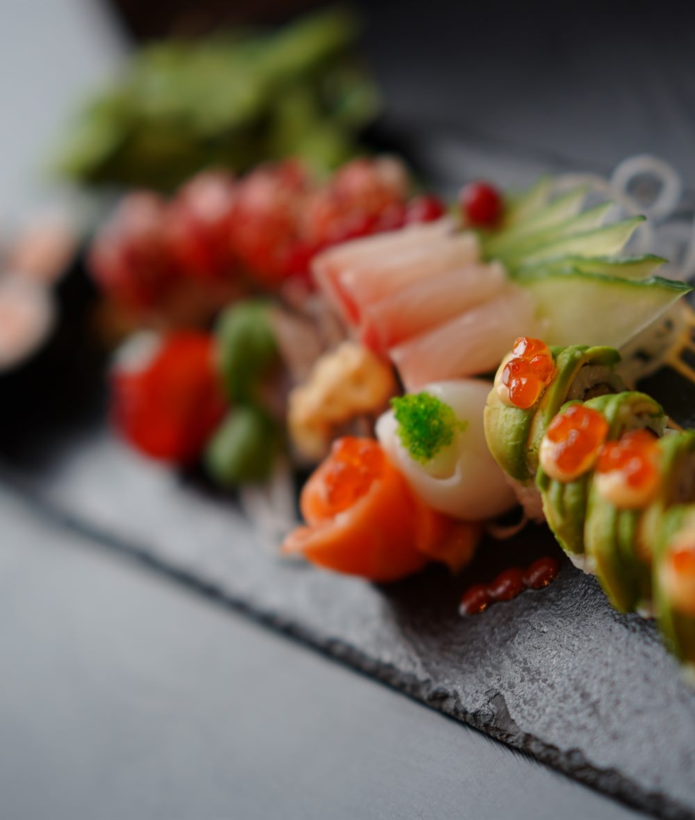 Signature Rolls von KAORU auf Schieferplatte