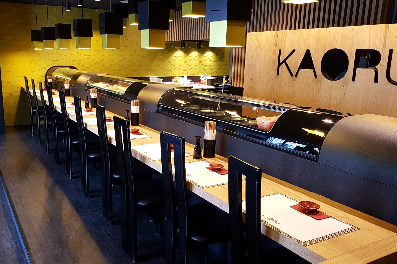 Sushi-Theke mit Sitzplätzen im KAORU Restaurant in der Goethestraße in Mannheim
